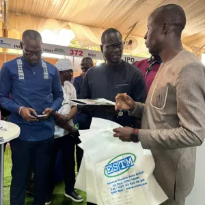 Photographie de trois hommes discutant lors d'un &eacute;v&eacute;nement.