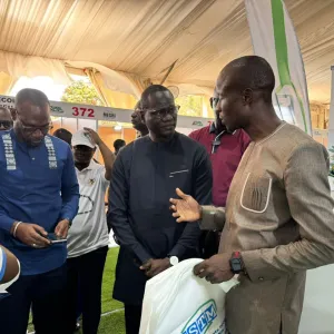 Des personnes discutent lors d'un &eacute;v&eacute;nement int&eacute;rieur.