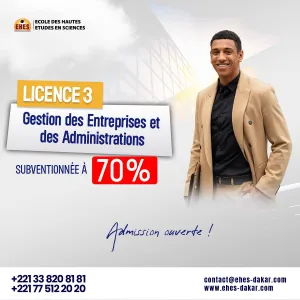 Photographie d'un homme souriant en costume beige. Texte de promotion universitaire.